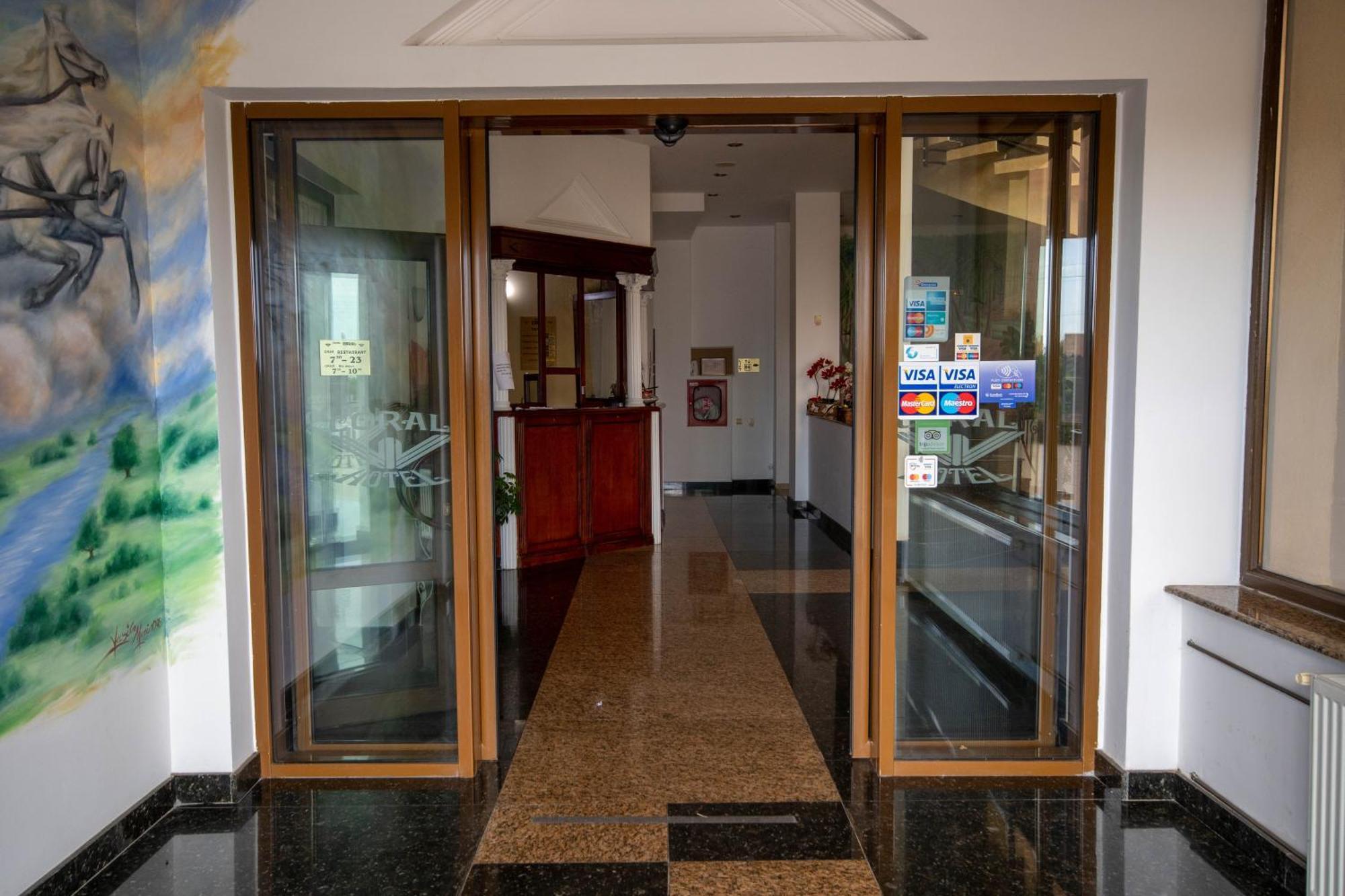 Hotel Coral Satu Mare Luaran gambar
